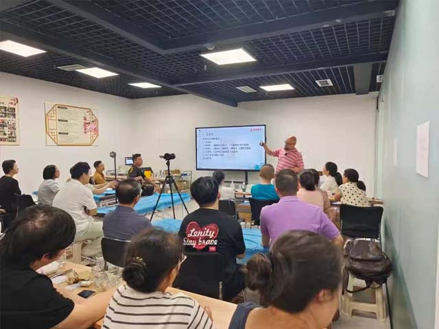 嶸領(lǐng)教育特邀骨科專家熊老師,親授拔罐艾灸實操考試要點